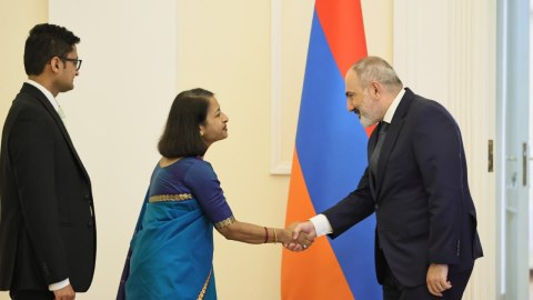 Paşinyan Hindistan səfiri ilə görüşdü