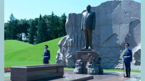 Tatarıstan lideri Heydər Əliyevin məzarını ziyarət etdi