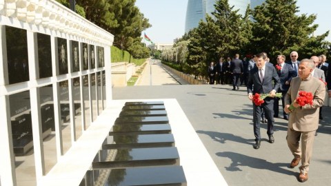 Rüstəm Minnixanov Şəhidlər xiyabanını ziyarət etdi