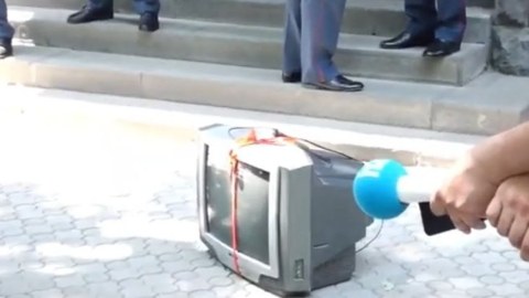 Ermənistanda vəkillər baş prokurora televizor 
