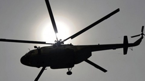 Hərbi helikopter çaya düşdü - Ölən və yaralananlar var