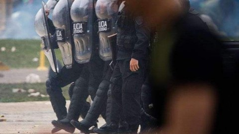 Argentinada qarşıdurma: 100-ə yaxın yaralı var
