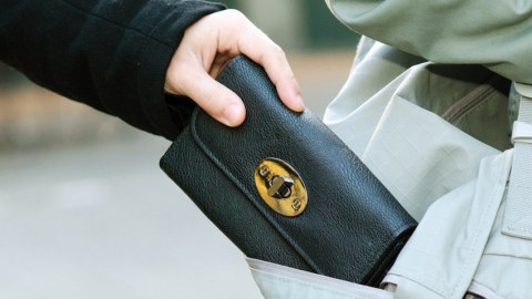 Metroda qadının pulu və bank kartı OĞURLANDI