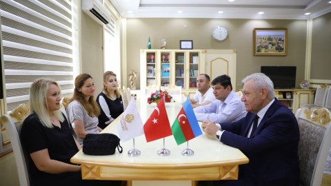 Rektor Türkiyə universitetinin əməkdaşları ilə görüşdü - FOTO