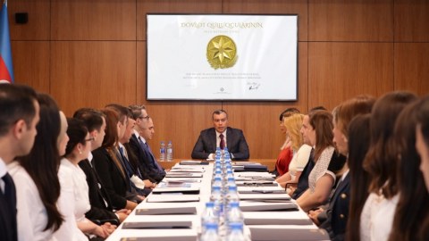 Dövlət qulluğuna qəbul olunanlar and içdilər