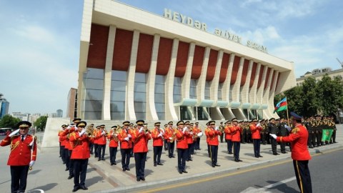 Bakıda hərbi orkestrlərin müşayiəti ilə yürüşlər təşkil olunub