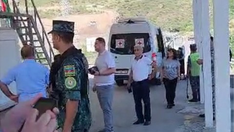 Ermənilər “Laçın” sərhəd məntəqəsindən maneəsiz keçir - VİDEO
