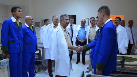Zakir Həsənov hospitalda hərbçiləri ziyarət edib - FOTOLAR