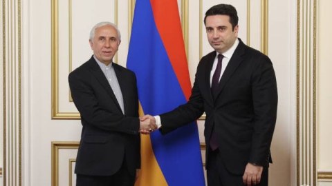 İran səfiri erməni spikerlə görüşdü