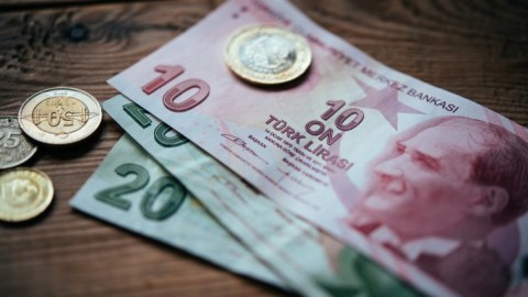 Türkiyədə dolların məzənnəsi 26 lirəni ötdü
