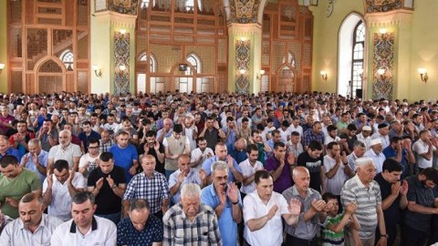 Bakıda bayram namazı qılınır