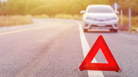 "Kia" yol ayrıcına çırpıldı - Ölən və yaralılar var 