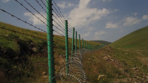Polşa Belarusla sərhəddə mühafizəni gücləndirir