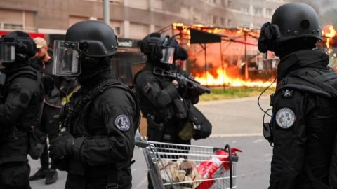 Fransada etirazçılar mindən çox mağazanı YANDIRIB
