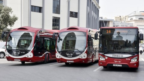 130-a yaxın avtobus tıxacda gözləyir