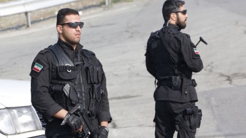 İranda polis məntəqəsinə silahlı hücum - ÖLƏN VAR