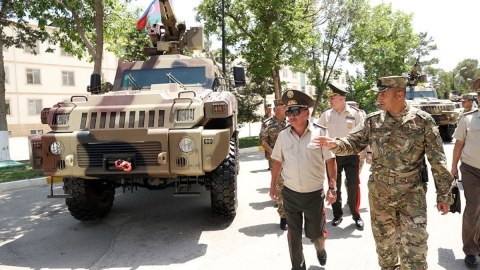 Qırğız müdafiə naziri komando hərbi hissəsində 
