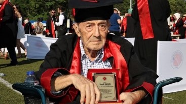 82 yaşlı kişi məzun oldu 