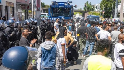 Almaniyada iğtişaşlar - 22 polis yaralandı