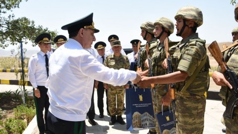 Baş prokuror Naxçıvanda hərbçilərə hədiyyələr verdi