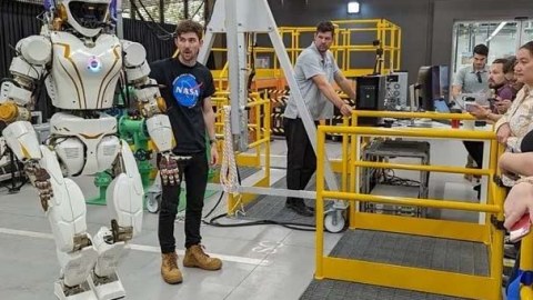 “NASA” insanabənzər astronavt robotunun sınaqlarına başlayır