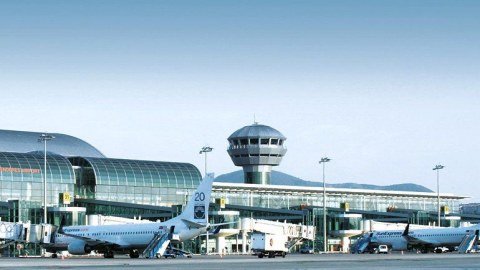 Yanğına görə aeroport fəaliyyətini DAYANDIRDI