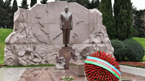 Türkiyə spikeri Heydər Əliyevin məzarını ziyarət edib