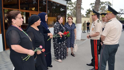 Müdafiə Nazirliyinin şəxsi heyəti Şəhidlər xiyabanında - FOTOLAR