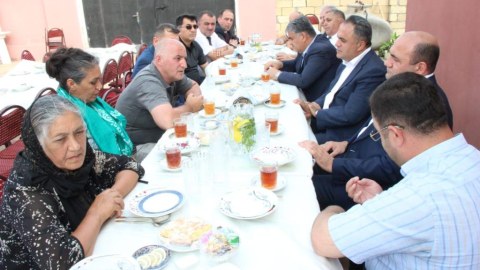 İcra başçısı Həcdən qayıdan şəhid atasını ziyarət edib