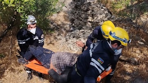 Hündürlükdən yıxılan kişi köməksiz vəziyyətdə qaldı - VİDEO