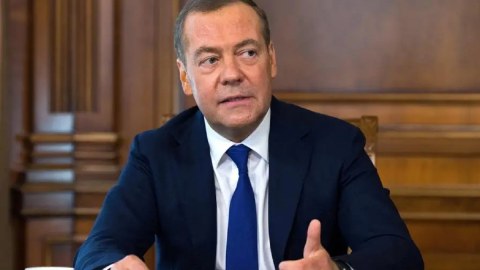 Medvedev hərbi poliqona baş çəkdi