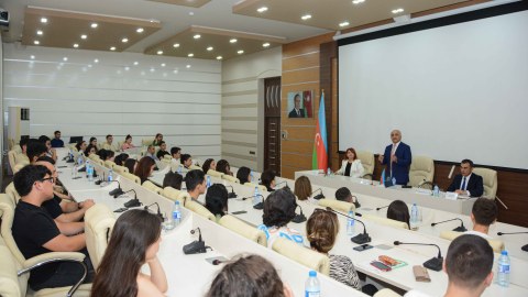 UNEC rektoru valideyn və abituriyentlərlə görüşdü - FOTO