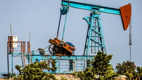 Rusiyanın neft gəlirləri iki dəfə azalıb