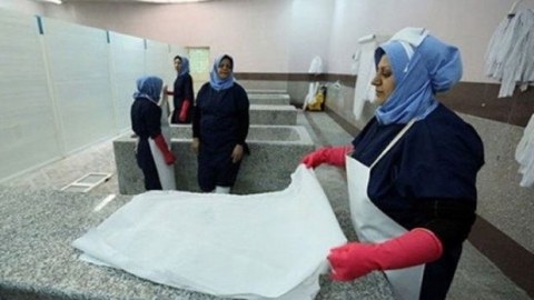 Hicab taxmayan qadın meyit yumağa məhkum edildi - FOTO