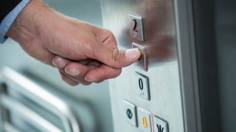 Liftdə köməksiz vəziyyətdə qaldılar