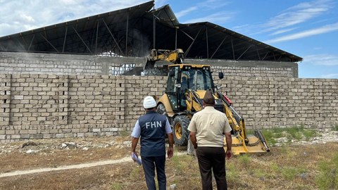 Qala və Buzovnada qanunsuz tikililər söküldü - FOTOLAR