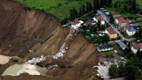 Torpaq sürüşməsi 10 nəfərin həyatına son qoydu 