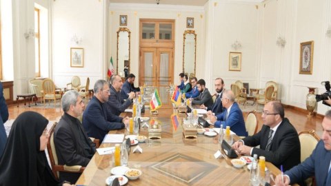 Mirzoyan iranlı həmkarı ilə görüşdü 