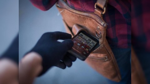Metroda telefon oğruları saxlanıldı