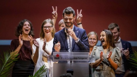 Partiya sədri eynək oğurladığına görə istefa verdi