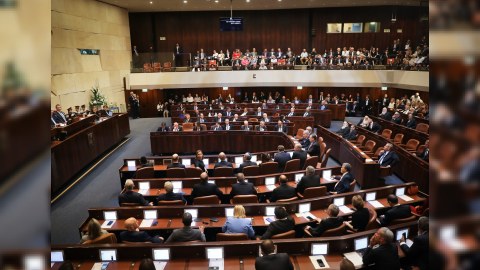 Kütləvi etirazlara səbəb olan qanun TƏSDİQLƏNDİ