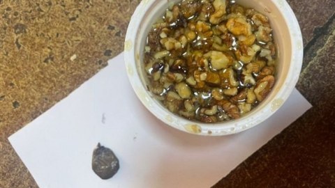 Ana həbsdə olan oğluna narkotik apardı