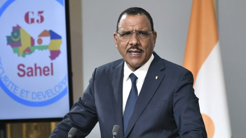 Afrika ölkəsində hərbi çevriliş - Prezident girov götürüldü