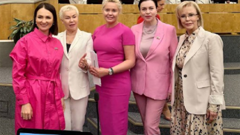 Deputatlar iclasa “Barbi” geyimində gəldilər