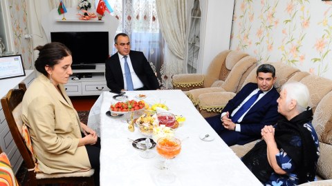 Naftalanın icra başçısı şəhid analarını ziyarət edib - FOTOLAR