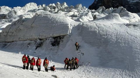 Tyan Şan zirvəsinə qalxan alpinistlər itkin düşdü
