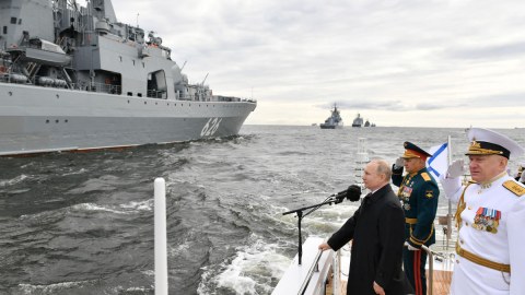 Putin Hərbi Dəniz Qüvvələrinin paradında - FOTO