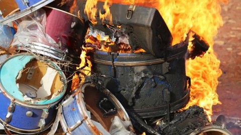 "Taliban" musiqi alətlərini YANDIRDI