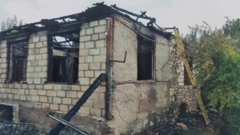 Evi qəsdən yandırdı, polisdən qaça bilmədi