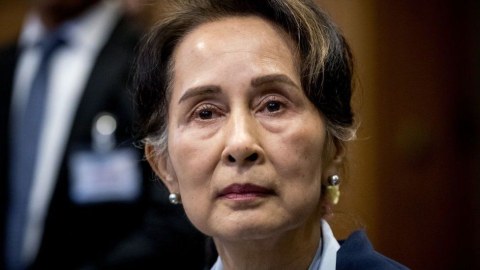 Həbsdə olan Nobel mükafatçısı əfv edildi